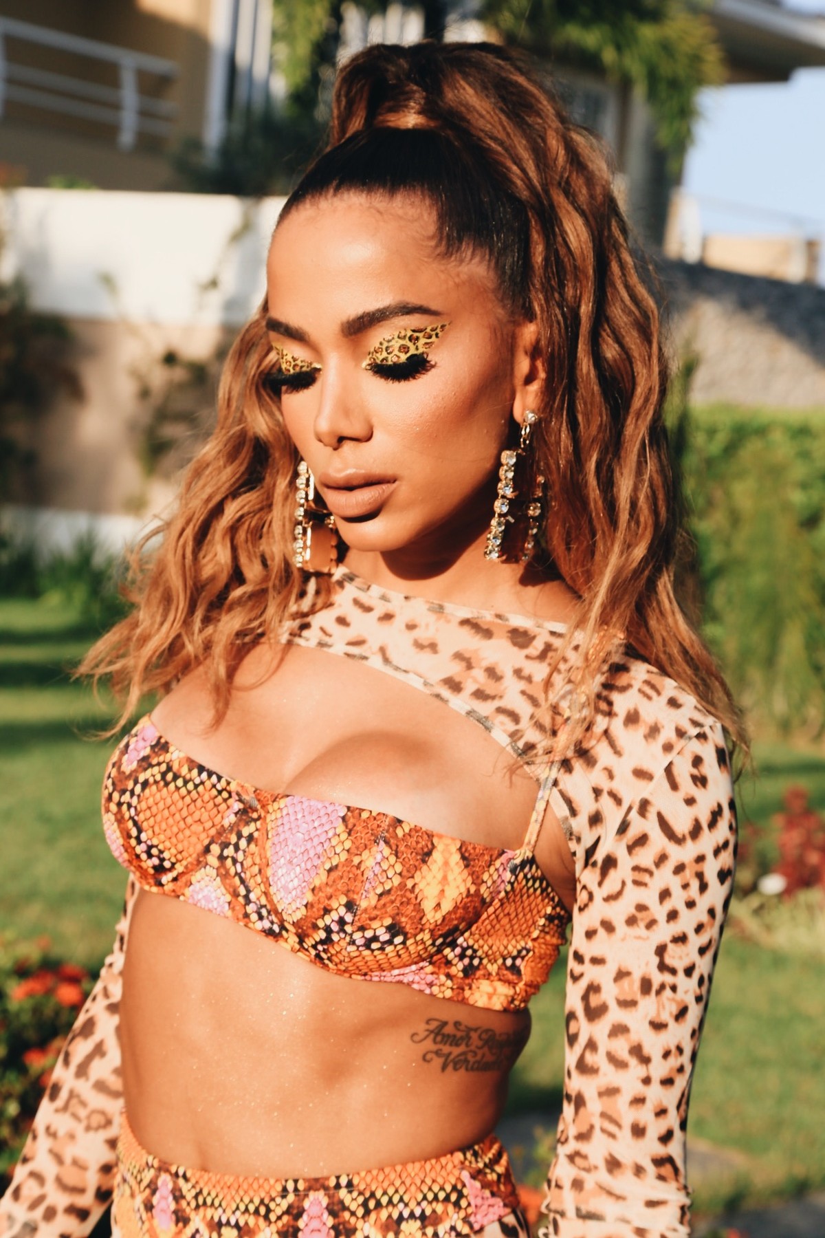Anitta se joga sem animação no pagode baiano em single com Psirico | Blog do Mauro Ferreira