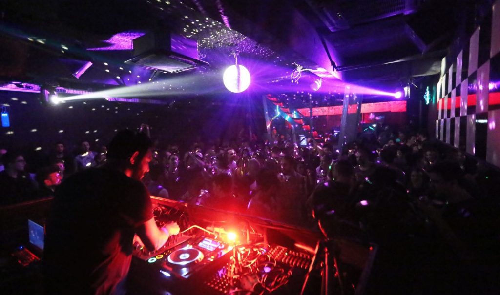 Aos 15 anos, casa noturna de Copacabana realiza festival com 6 noites seguidas e comemora resistência.