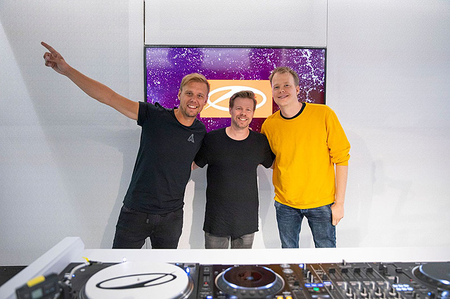 Armin van Buuren e Ferry Corsten comemoram milésimo episódio do programa ASOT