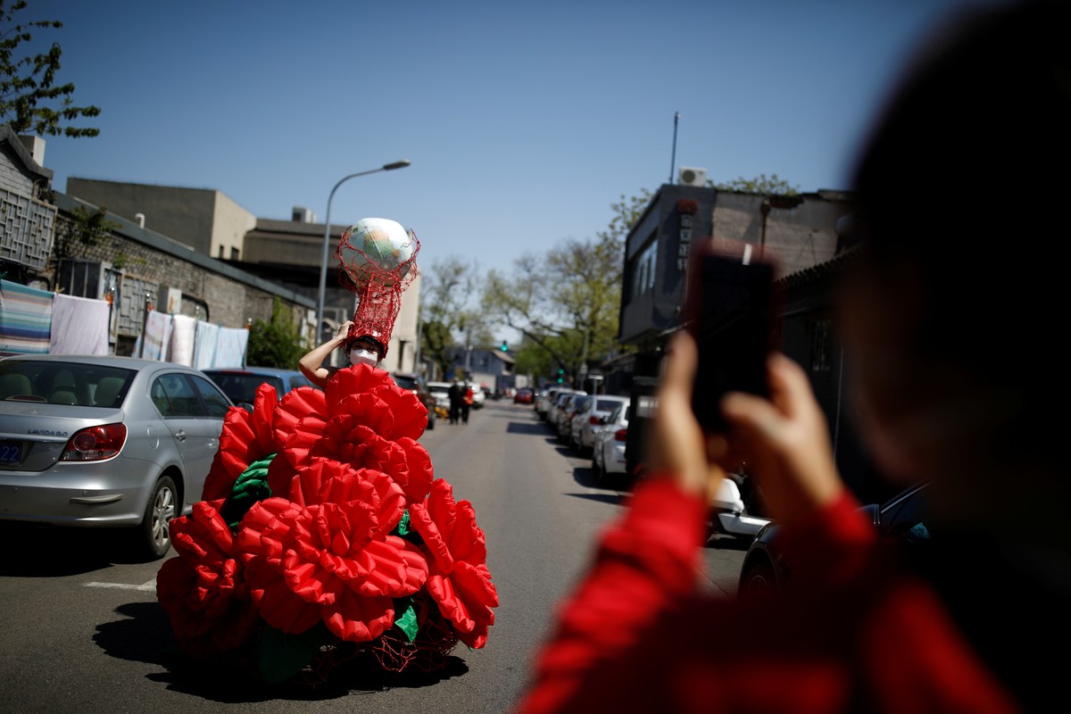 Artista chinesa celebra Dia da Terra com vestido de rosas infláveis gigantes | Pop & Arte