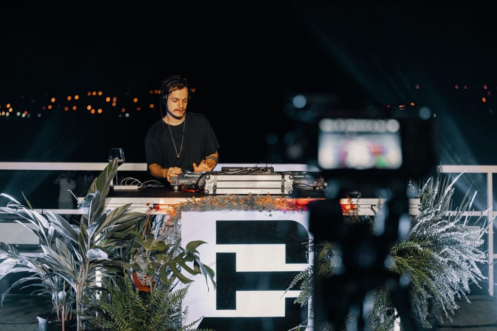 Bhaskar realiza LIVE inédita em Brasília neste sábado