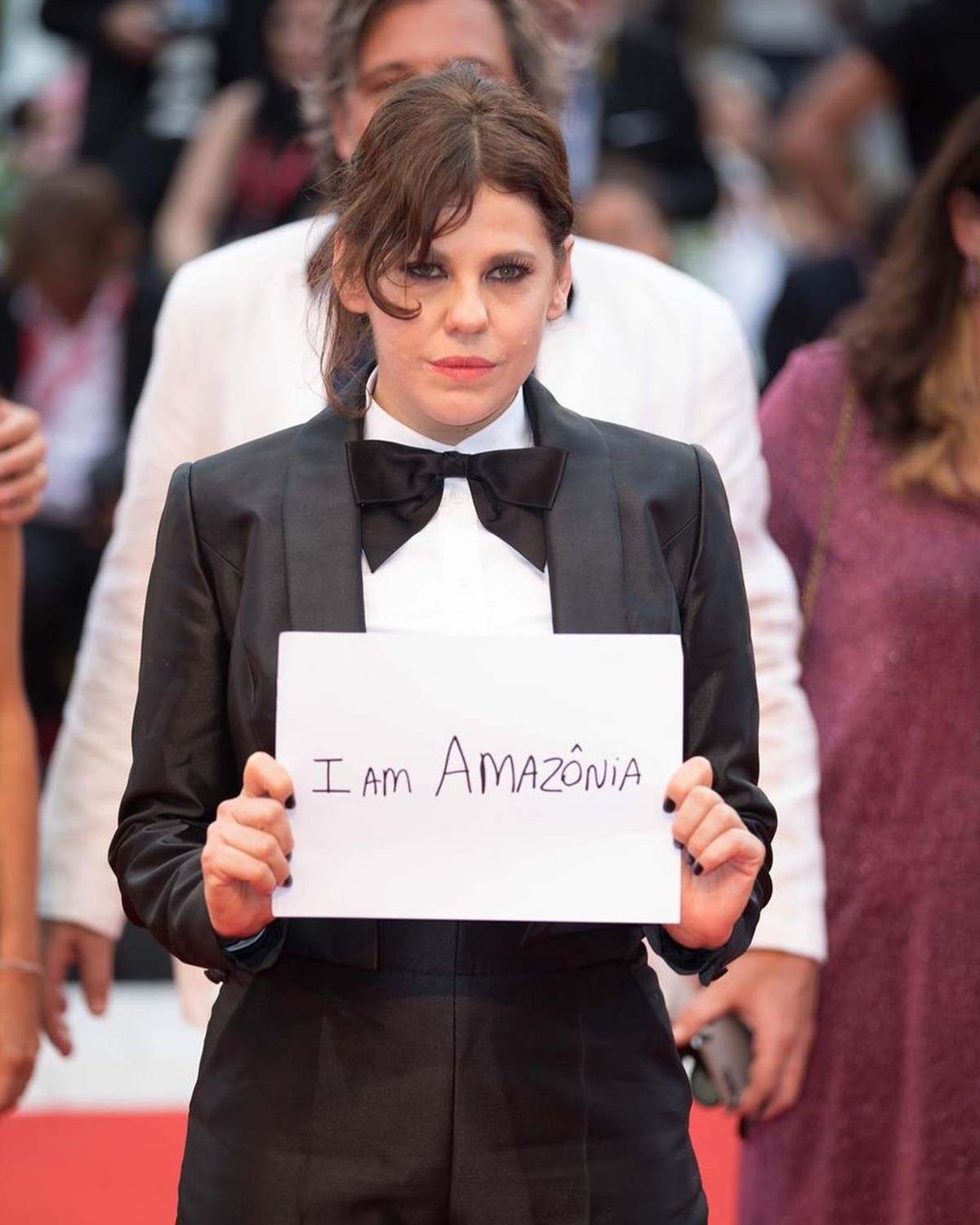 Bárbara Paz protesta em favor da Amazônia no Festival de Veneza