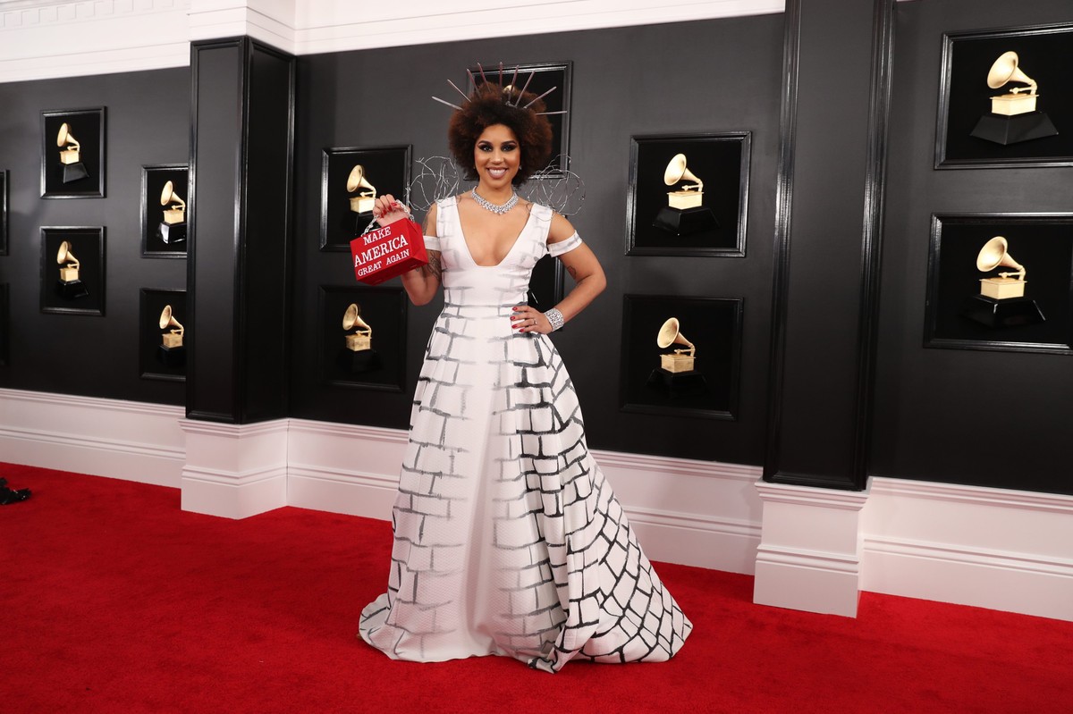 Cantora pró-Trump Joy Villa vai vestida de muro ao Grammy 2019 | Música