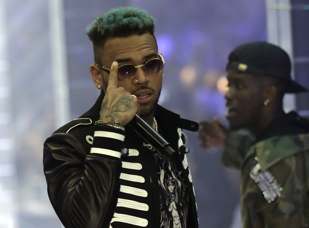 Chris Brown lança nova camiseta 'essa vadia mente' após acusação de estupro em Paris