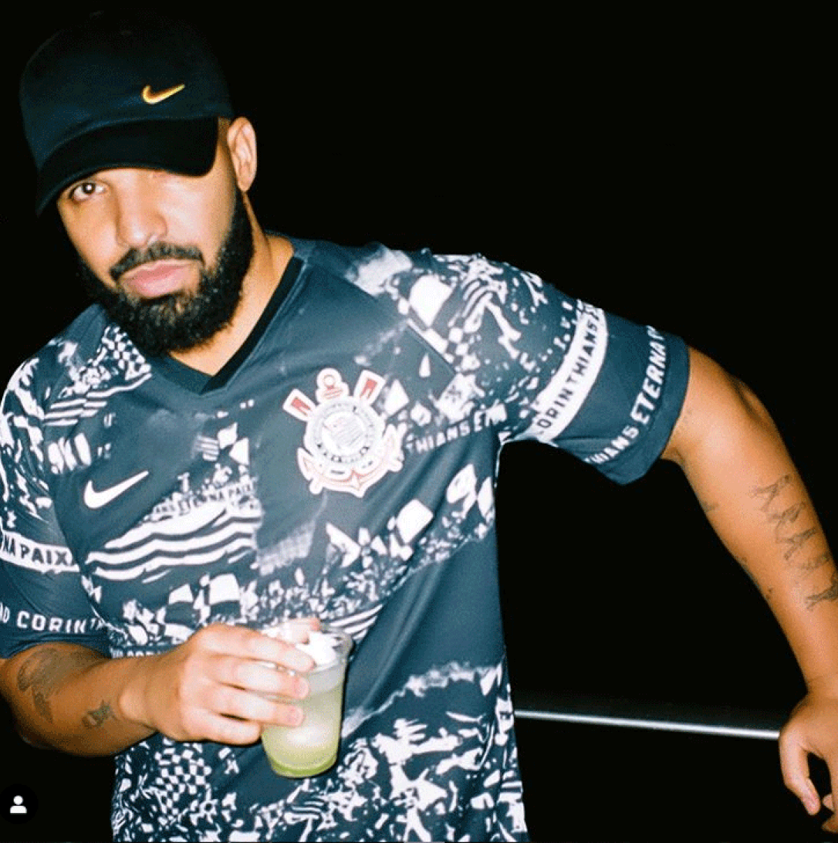Drake usa camisa do Corinthians e diz que quase causou briga em bar