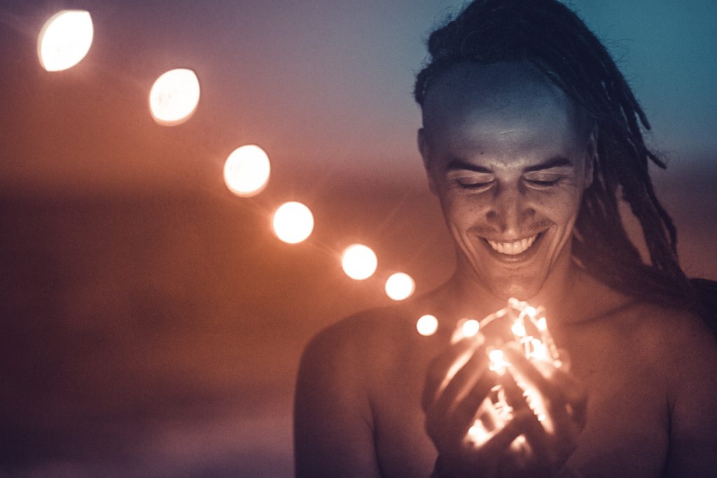 Dre Guazzelli lança "I Am Love", track eletrônica xamânica que fala sobre a cura interna