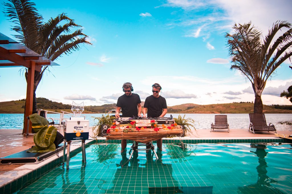 Dubdogz lança set 100% autoral em vídeo para apoiar população a permanecer em casa