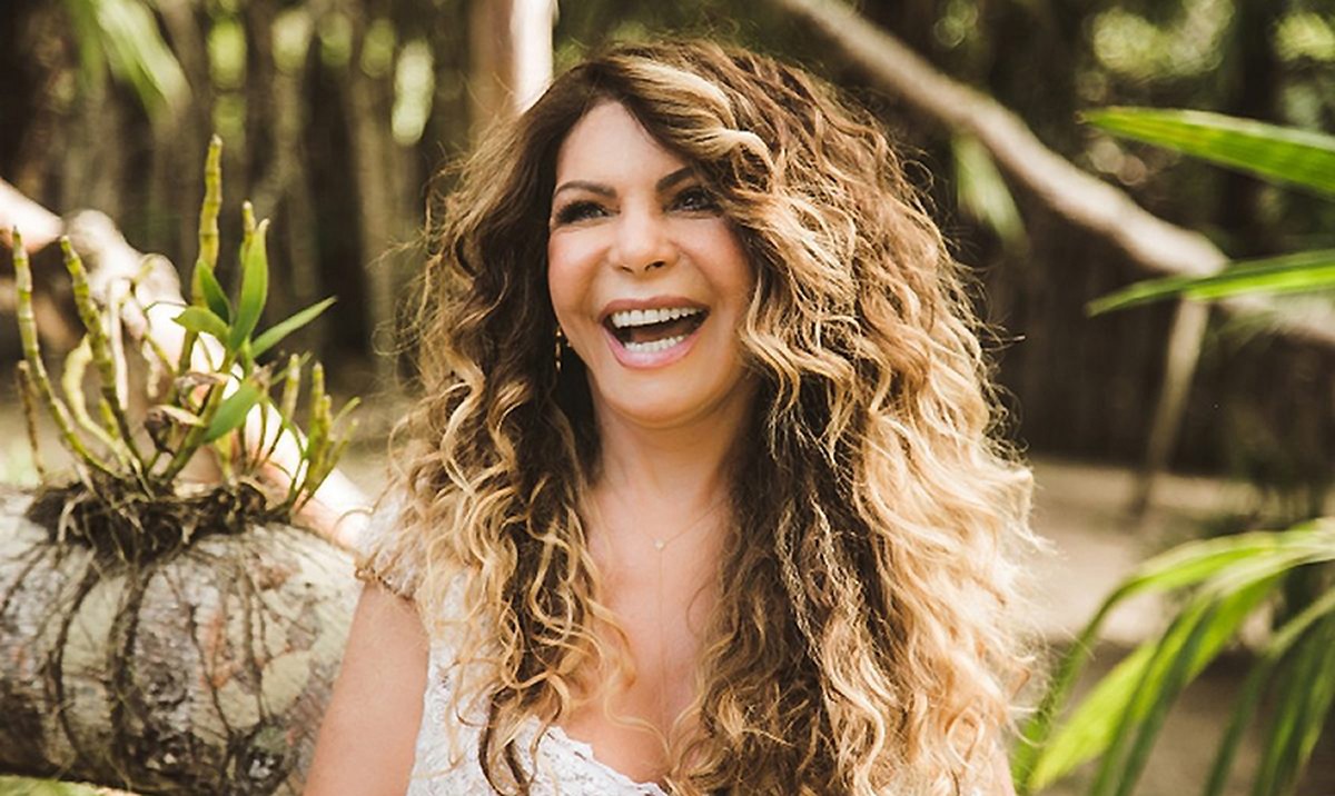 Elba Ramalho batiza álbum com nome de música inédita de Zélia Duncan e Juliano Holanda