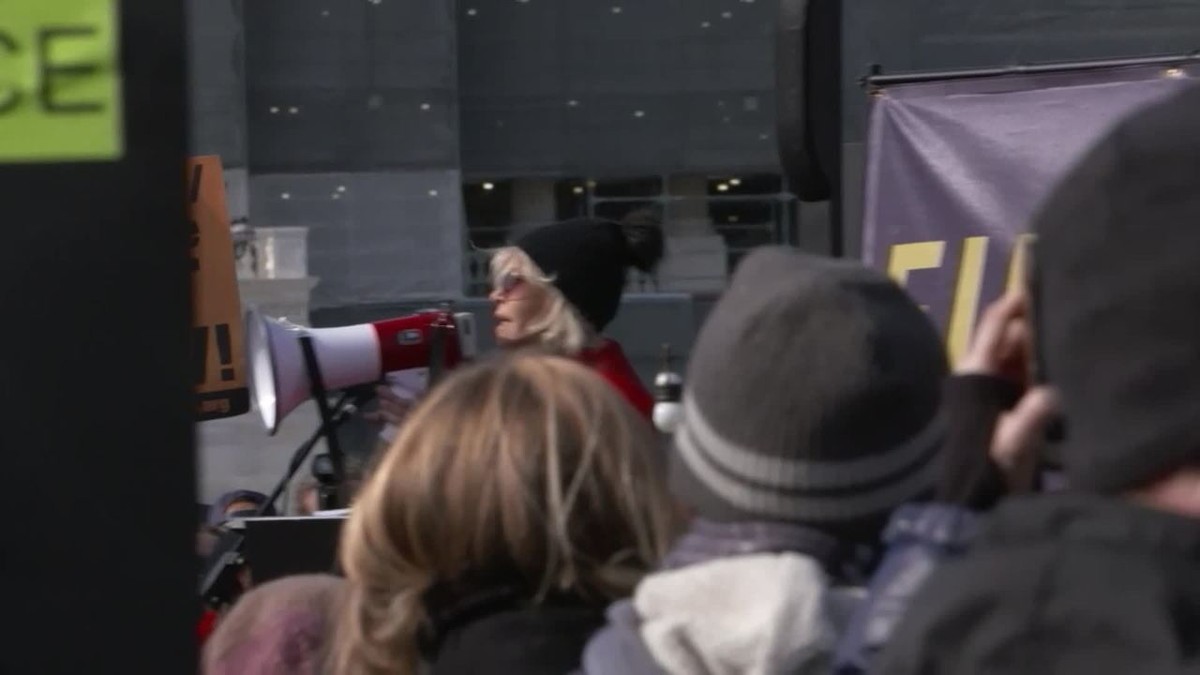 Jane Fonda protesta mais uma vez contra aquecimento global, mas evita nova prisão