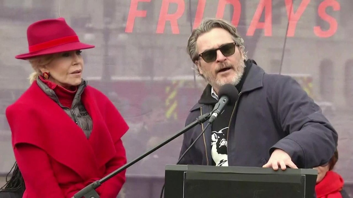 Joaquin Phoenix e Martin Sheen são presos em protesto organizado por Jane Fonda | Cinema