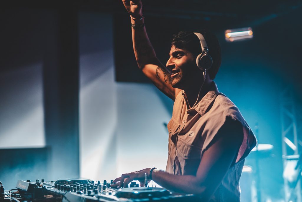 Lucce apresenta show interativo e audiovisual ao vivo no principal Drive-in do Rio de Janeiro