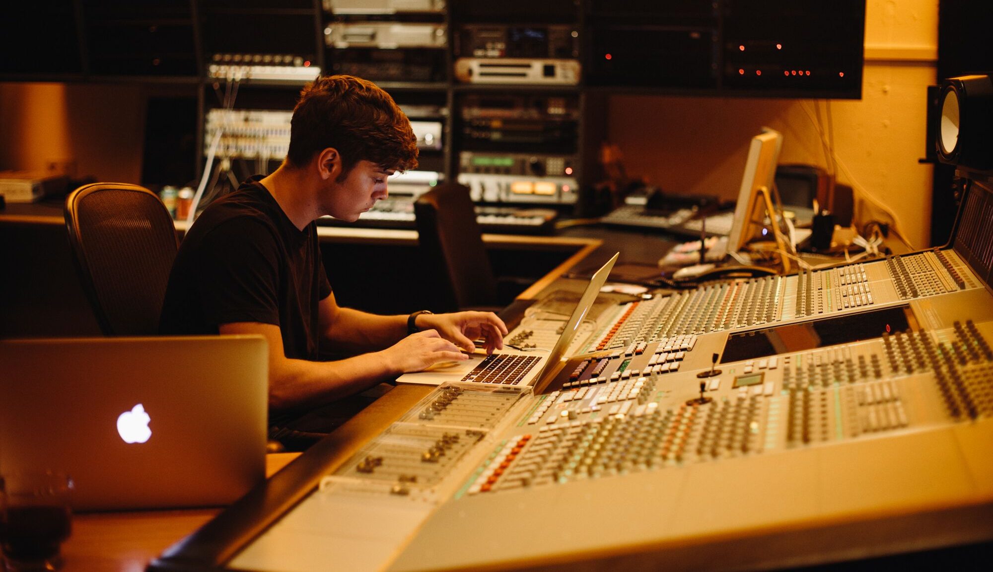 Martin Garrix, Macklemore e Patrick Stump juntos no som "Summer Days"