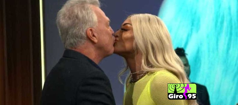 Pabllo Vittar dá selinho em Pedro Bial ao vivo