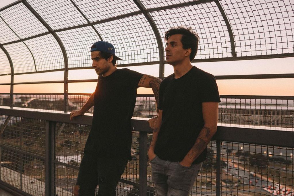 Pe Lu e Brian, do Selva, lançam 'When The Sun Goes Down', trilha sonora pro verão