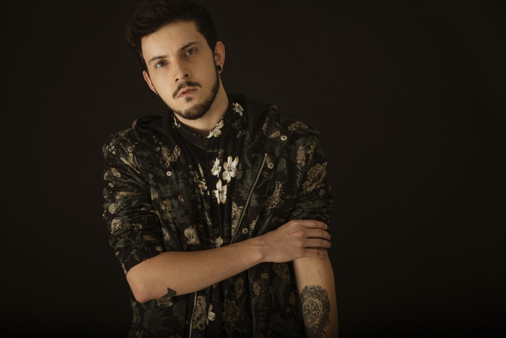 Rivas aposta na brasilidade e lança 'Olha Como Ela Vem' em parceria com Flakke