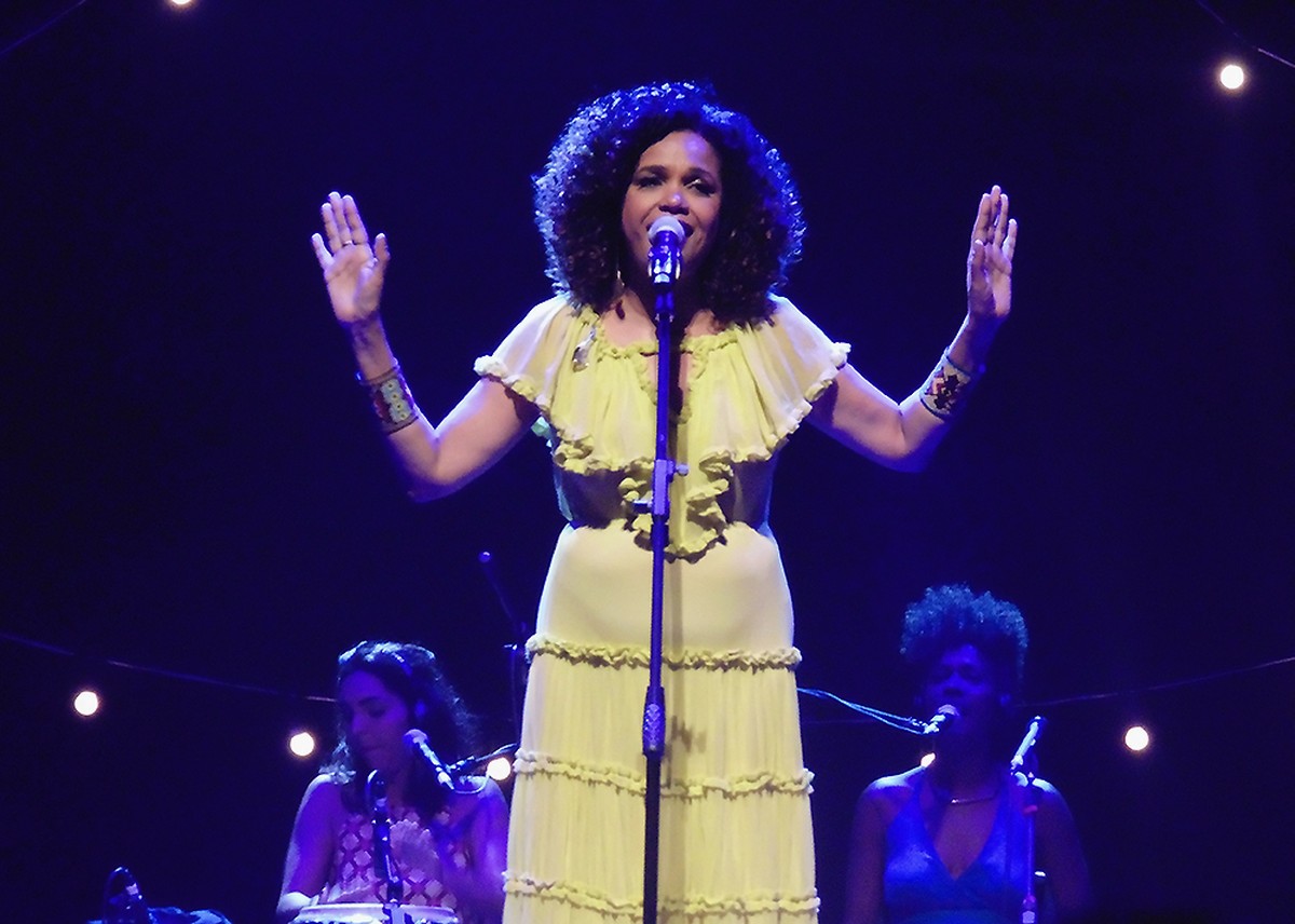 Teresa Cristina e o grupo Samba que Elas Querem trazem felicidade com o consciente show 'Um sorriso negro' | Blog do Mauro Ferreira